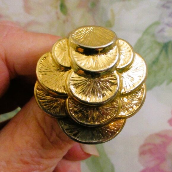 Vintage JERI-LOU Gold Dress Clips: 1960s Swirl & Disk Yellow Gold Scarf Clips - Picture 12 of 15